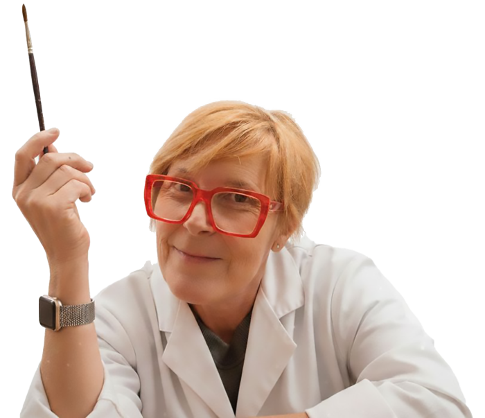 Profesora del Profesorado de Arte Mixed Media con un pincel en la mano